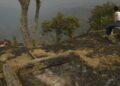 Varios vecinos observan sus fincas tras el paso del fuego, a 13 de agosto de 2025, en Somoza, Pobra de Trives, Ourense, Galicia (España).
- Rosa Veiga - Europa Press