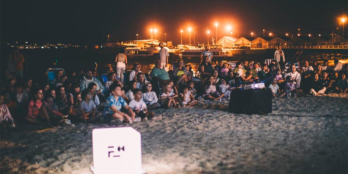 Última edición del cine en la playa organizado por FICBueu / FICBUEU