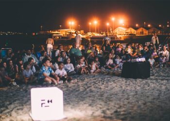 Última edición del cine en la playa organizado por FICBueu / FICBUEU