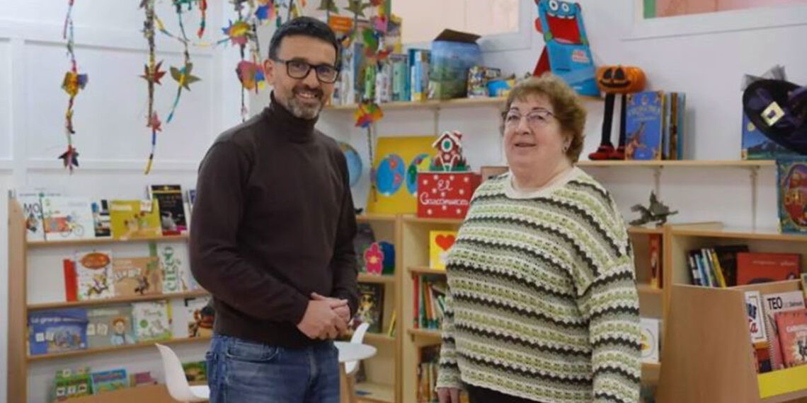 El director, Alberto Becerra, con la exdirectora, Rosa Iglesias,
cuya jubilación no ha cubierto la Xunta
