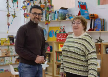 El director, Alberto Becerra, con la exdirectora, Rosa Iglesias,
cuya jubilación no ha cubierto la Xunta