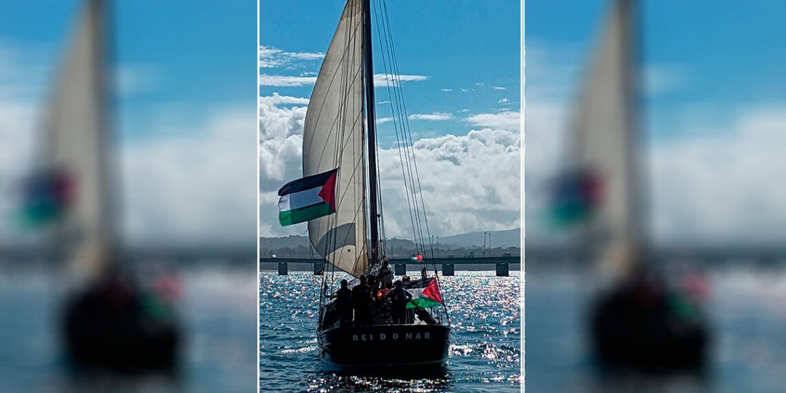 Embarcación en la regata solidaria por Palestina en A Illa de Arousa, a 30 de agosto de 2025 // GLOBAL MOVEMENT TO GAZA GALIZA