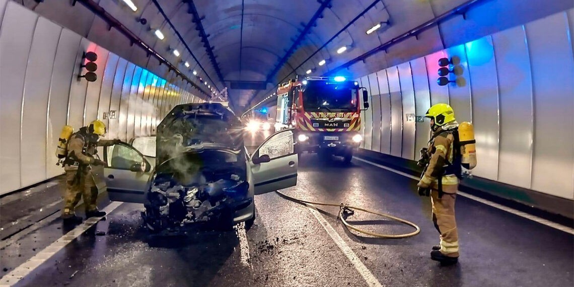 Un vehículo arde en el interior del túnel de A Cañiza // BOMBEIROS PONTEAREAS