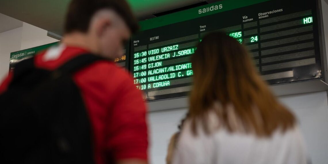Varias personas esperan para coger un tren en la estación de Chamartín-Clara Campoamor, a 20 de agosto de 2025, en Madrid
- Alejandro Martínez Vélez - Europa Press