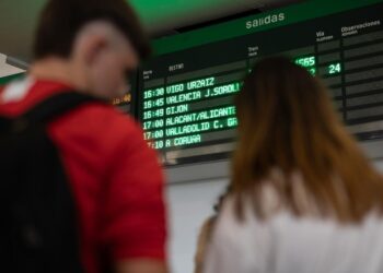Varias personas esperan para coger un tren en la estación de Chamartín-Clara Campoamor, a 20 de agosto de 2025, en Madrid
- Alejandro Martínez Vélez - Europa Press