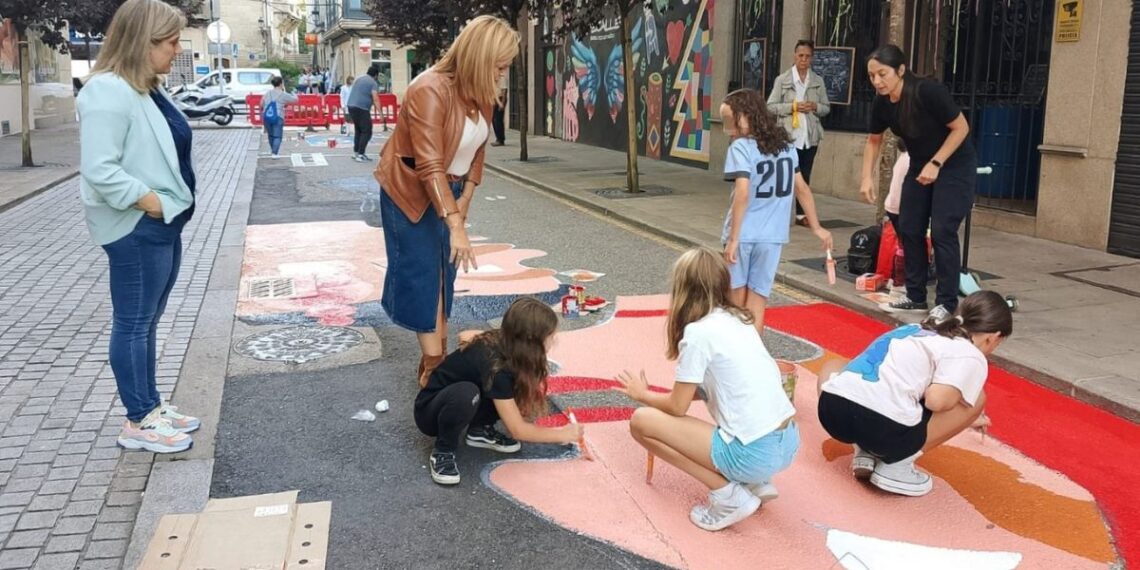 Redondela da una nueva vida a una calle peatonal con una alfombra mural de gran tamaño