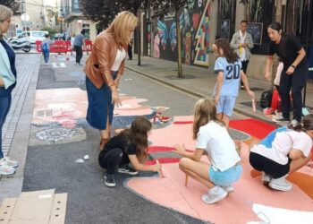 Redondela da una nueva vida a una calle peatonal con una alfombra mural de gran tamaño