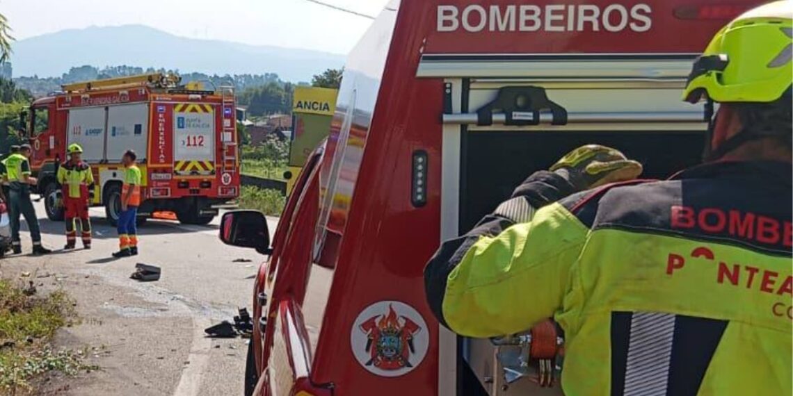 Vuelca un autobús escolar en Ponteareas y deja a los menores atrapados dentro pero ilesos