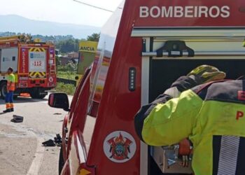 Vuelca un autobús escolar en Ponteareas y deja a los menores atrapados dentro pero ilesos