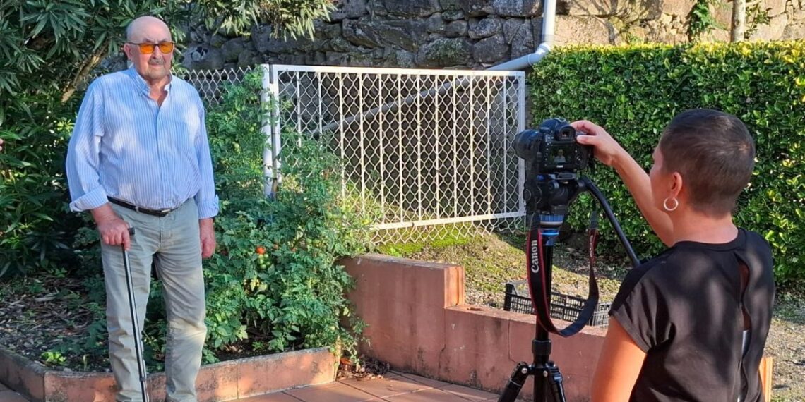 Un proyecto audiovisual busca recuperar y preservar la historia de Oia con entrevistas a vecinos