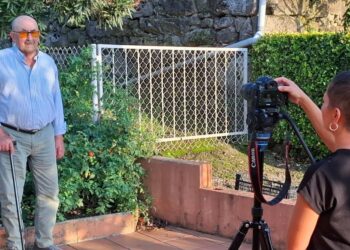 Un proyecto audiovisual busca recuperar y preservar la historia de Oia con entrevistas a vecinos