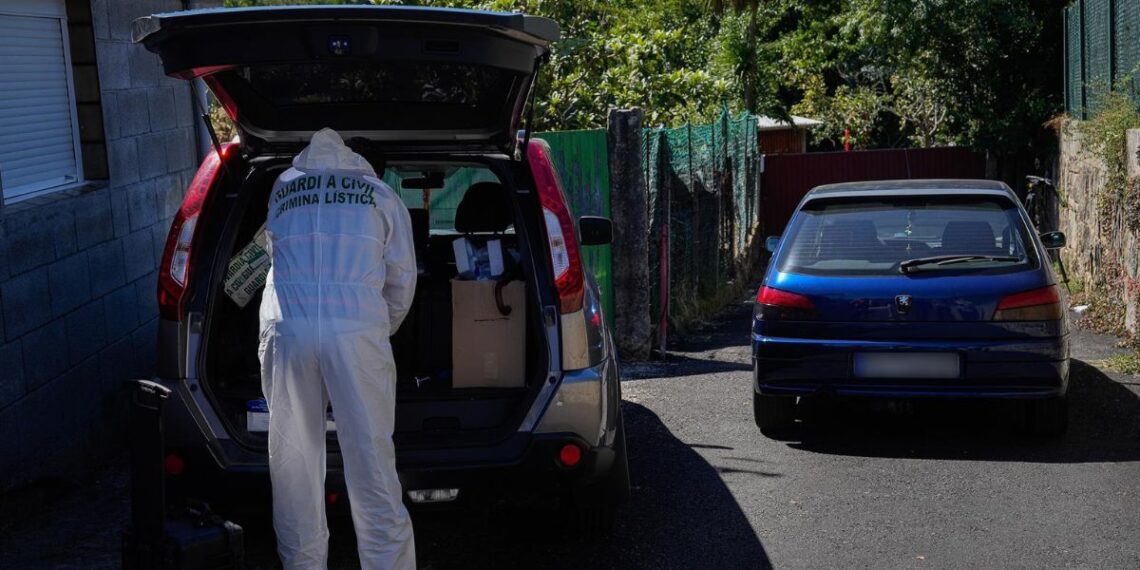 Un agente de criminalística de la Guardia Civil sale del lugar donde ha del suceso.
- Adrián Irago - Europa Press