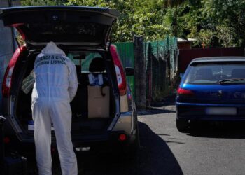 Un agente de criminalística de la Guardia Civil sale del lugar donde ha del suceso.
- Adrián Irago - Europa Press