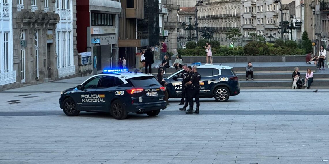Un vehículo accede de madrugada a la Porta do Sol de Vigo y termina empotrado contra un comercio