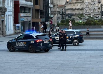 Un vehículo accede de madrugada a la Porta do Sol de Vigo y termina empotrado contra un comercio