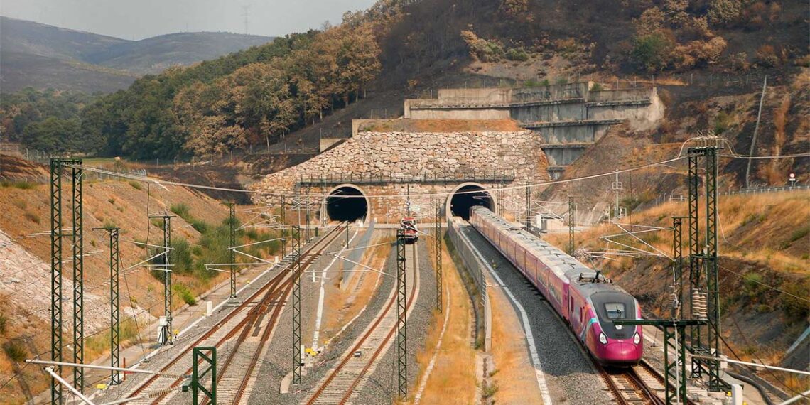 Renfe estudia demandar a Galicia y Castilla y León por hacerle perder 3 millones de euros por los incendios