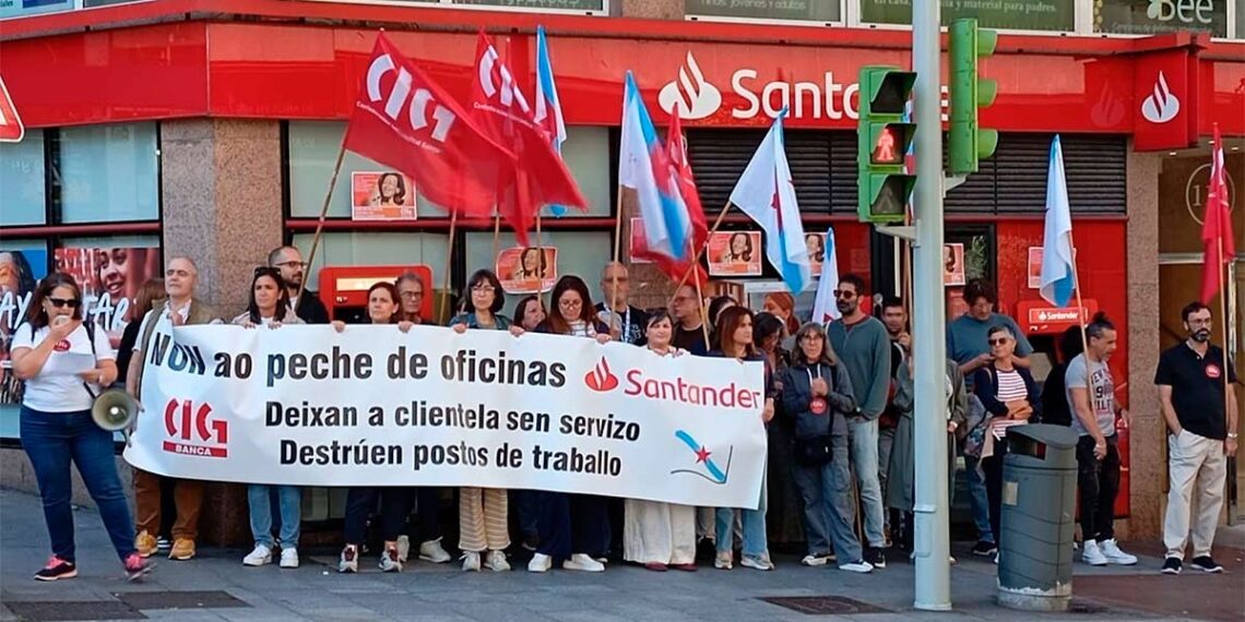 Arranca en Vigo un calendario de protestas para denunciar el cierre de oficinas del Banco Santander