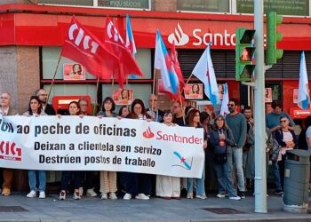 Arranca en Vigo un calendario de protestas para denunciar el cierre de oficinas del Banco Santander
