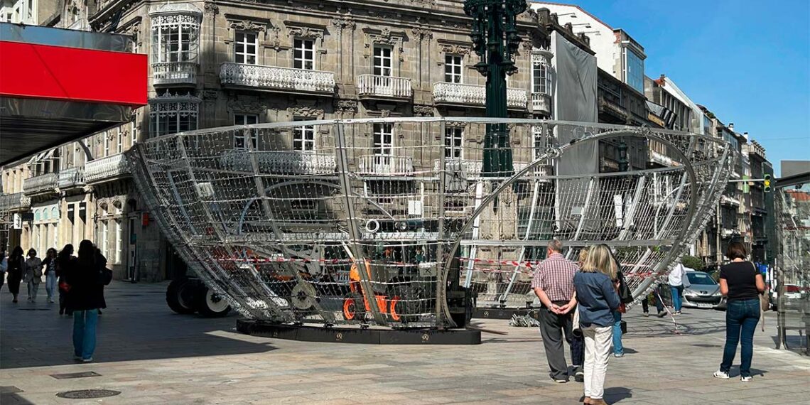 Vigo adelanta el montaje de uno de los elementos icónicos de su Navidad: la Bola de Urzáiz, a punto