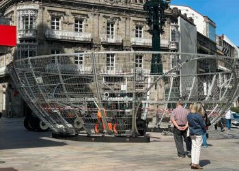Vigo adelanta el montaje de uno de los elementos icónicos de su Navidad: la Bola de Urzáiz, a punto