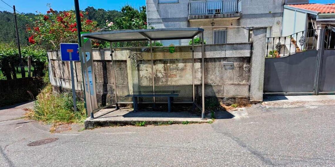 Denuncian el abandono de las paradas del transporte en Bembrive y exigen su "reparación inmediata"