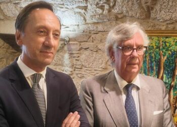 A la izquierda, el embajador de Portugal en España, José Augusto Duarte, y a la derecha el presidente de CEG, Juan Manuel Vieites, tras reunión el la sede de la patronal, en Santiago de Compostela.
- NICOLÁS SATRIANO