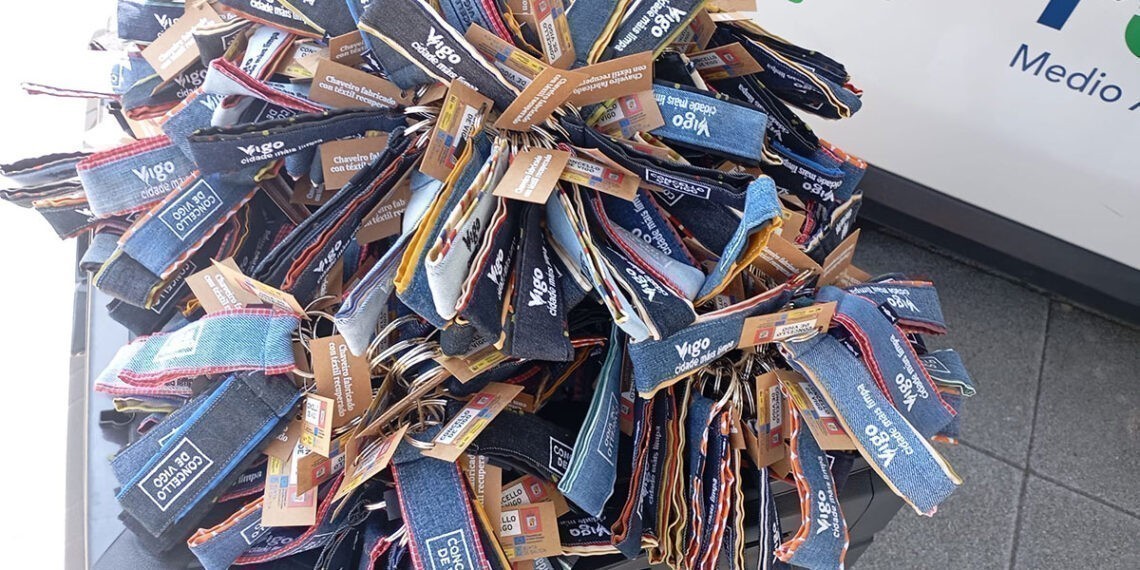 Ropa donada en Vigo se convierte en llaveros de merchandising de la ciudad
