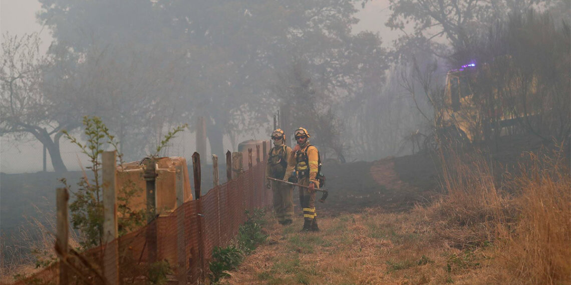 La pesadilla de los incendios golpea Galicia, desalojan tres aldeas en Pantón y confinamientos en O Bolo