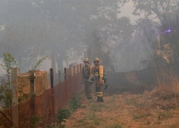 La pesadilla de los incendios golpea Galicia, desalojan tres aldeas en Pantón y confinamientos en O Bolo