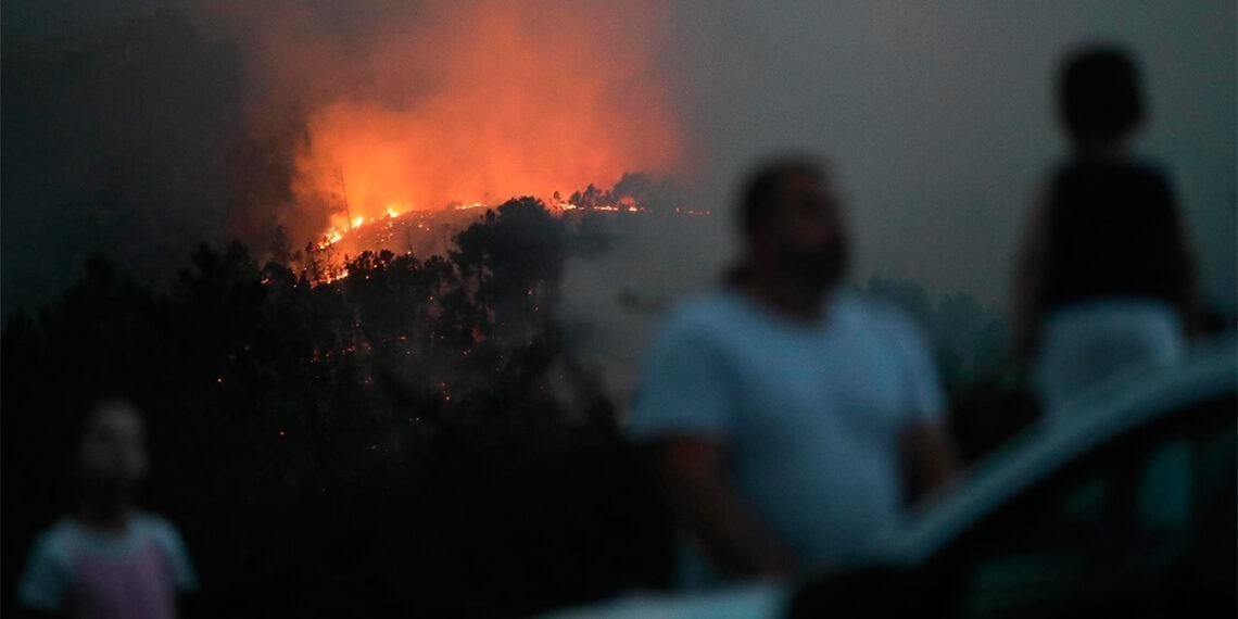 Arden varias casas en el incendio de Pantón: la situación mejora, pero hay puntos "muy complejos"