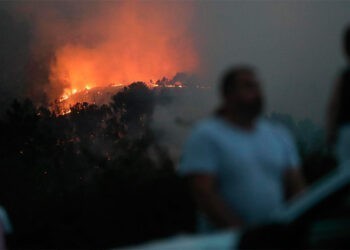 Arden varias casas en el incendio de Pantón: la situación mejora, pero hay puntos "muy complejos"