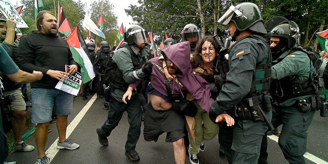Imágenes de la protesta propalestina que obligó a suspender el final de La Vuelta en Mos // FOTOS: MIGUEL NÚÑEZ