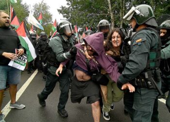 Imágenes de la protesta propalestina que obligó a suspender el final de La Vuelta en Mos // FOTOS: MIGUEL NÚÑEZ