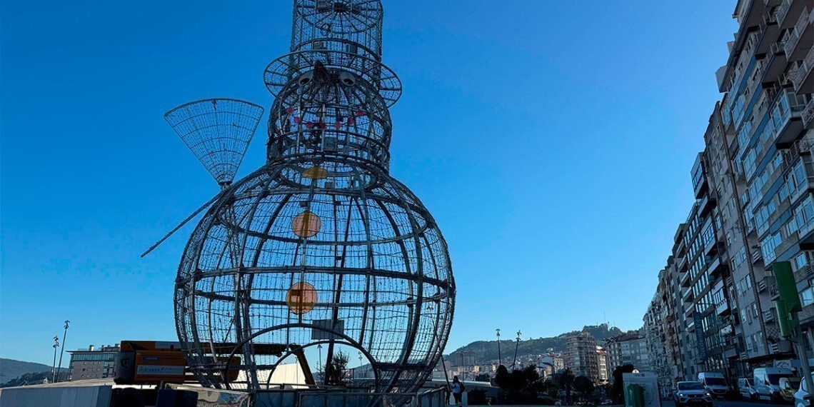 Vigo amanece con un nuevo gran elemento de la Navidad: el muñeco de nieve ya "vive" en Vialia