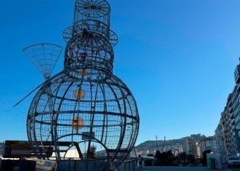 Vigo amanece con un nuevo gran elemento de la Navidad: el muñeco de nieve ya "vive" en Vialia