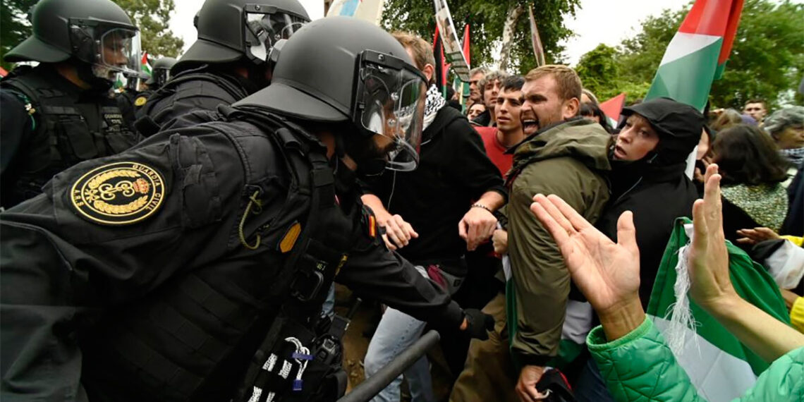 Protesta propalestina que bloqueó el final de La Vuelta en Mos // MIGUEL NÚÑEZ