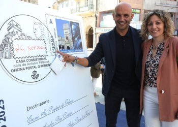 O Porriño envía una postal gigante a Pedro Sánchez con "afecto y esperanza" por su "sueño colectivo"