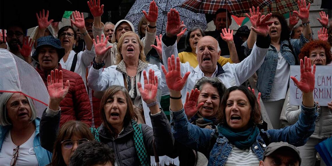 Cientos de personas muestran en Vigo su apoyo a los sanitarios de Gaza: "Resistir es salvar vidas"