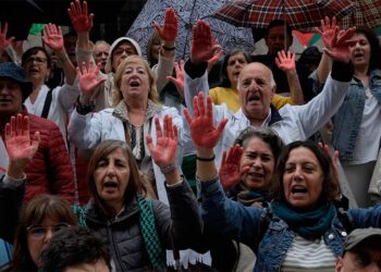Cientos de personas muestran en Vigo su apoyo a los sanitarios de Gaza: "Resistir es salvar vidas"