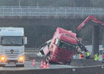 El accidente de un camión que transportaba madera complica el tráfico en la AP-9 en sentido Vigo