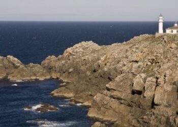 La 'experiencia Galicia' arrasa en toda España con esta ruta por sus asombrosos faros en tren