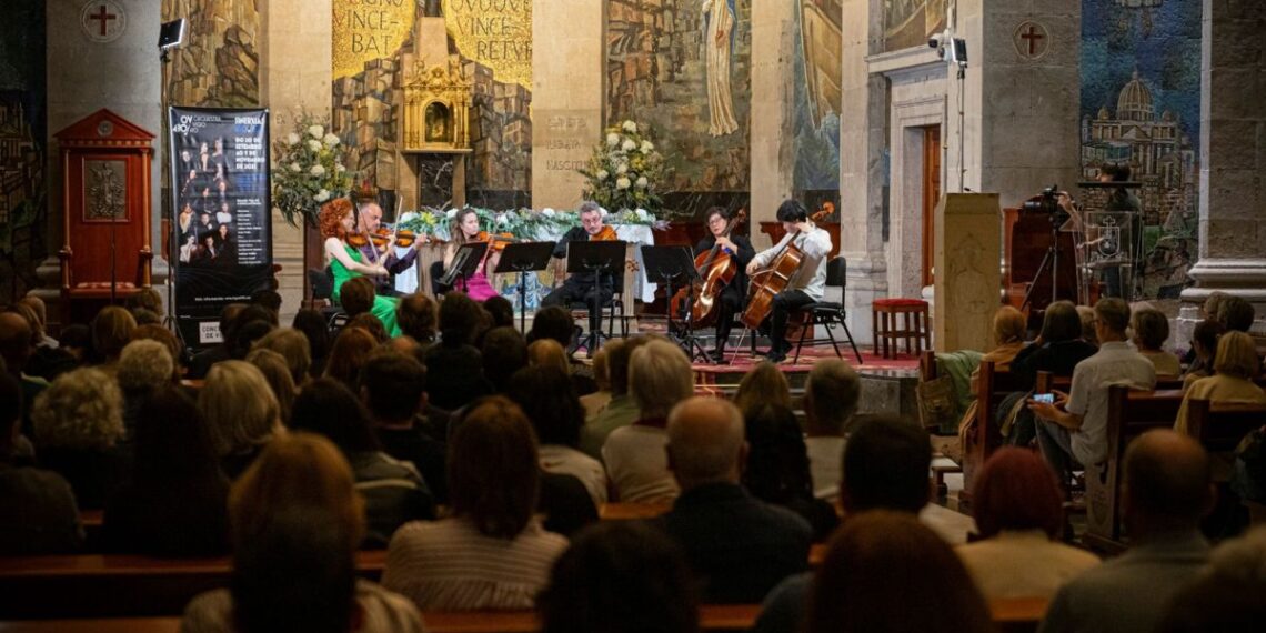 Una declaración de amor convertida en concierto llega al Casco Vello para conquistar a Vigo