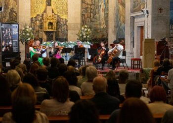 Una declaración de amor convertida en concierto llega al Casco Vello para conquistar a Vigo