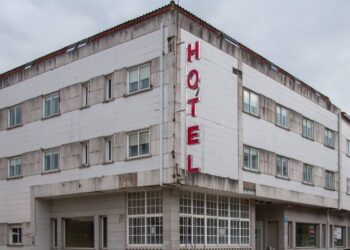 Las Rías Baixas recuperarán un hotel que llevaba diez años abandonado a pocos metros de la playa