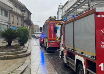 Un incendio en una oficina de Ponteareas deja una persona herida con quemaduras