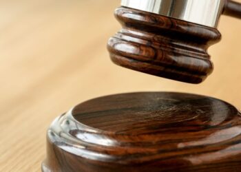 Avalan el derribo de dos casas construidas en primera línea de playa en Cangas