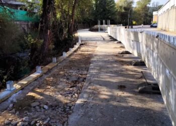 Avanzan las obras para ampliar el paseo de Lagares y sigue la retirada de árboles del río