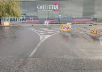 El mítico Outlet de Tui cerrará su aparcamiento temporalmente por obras de adaptación climática