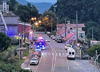 Herido un hombre tras caer a un tejado mientras podaba un árbol en O Porriño