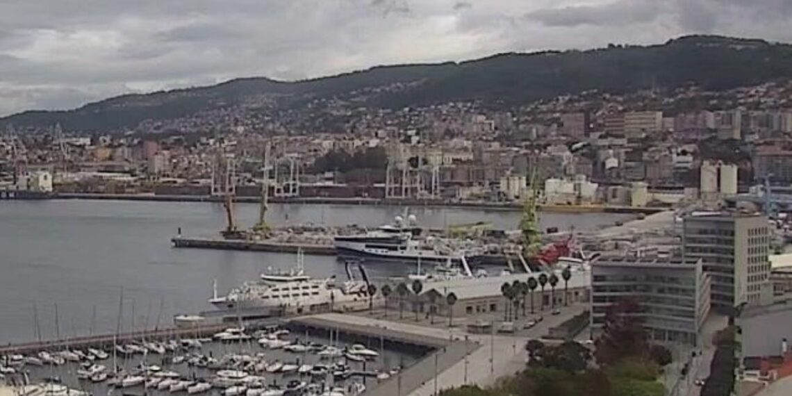 Amplio despliegue en el Puerto de Vigo por un vertido tras implosionar un silo